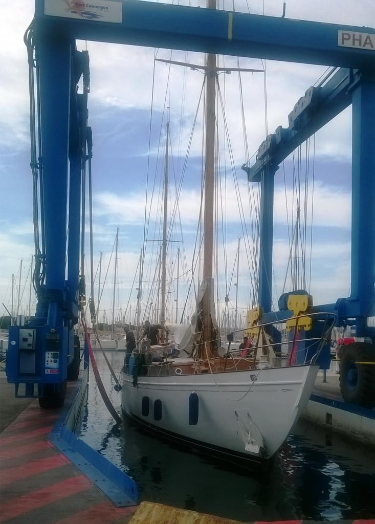 Sortie du bateau par la grue mobile de Port camargue