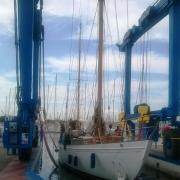 Sortie du bateau par la grue mobile de Port camargue