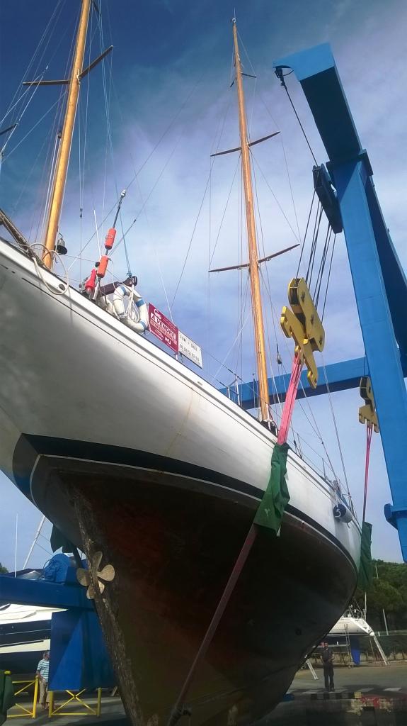 sortie du bateau par la grue de Port Camargue