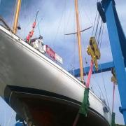 sortie du bateau par la grue de Port Camargue